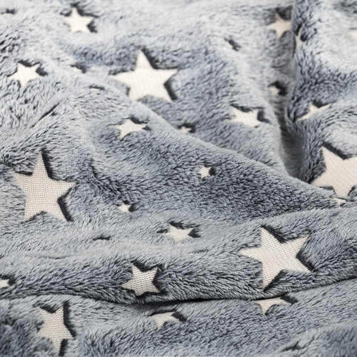 deka s potiskem hvězd
